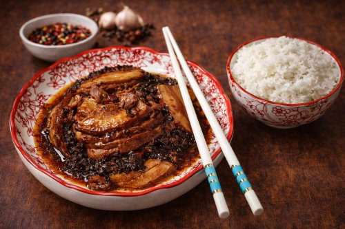 Kantoni császár aszalt zöldség ágyon / 梅干菜扣肉