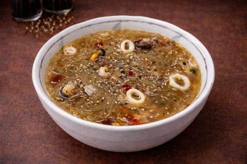 Zhoushani tenger gyümölcsei vermicelli leves / 舟山海鲜米线汤
